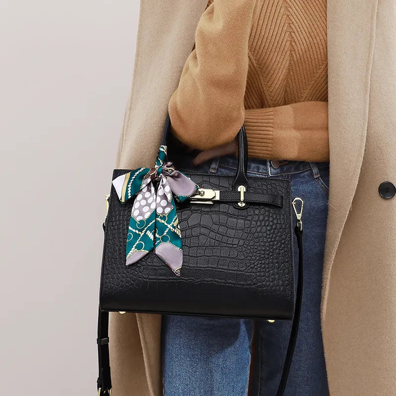 Elegante Handtasche für Damen ⎜ Großzügige Tasche mit strukturiertem Design und dekorativem Schleifenanhänger