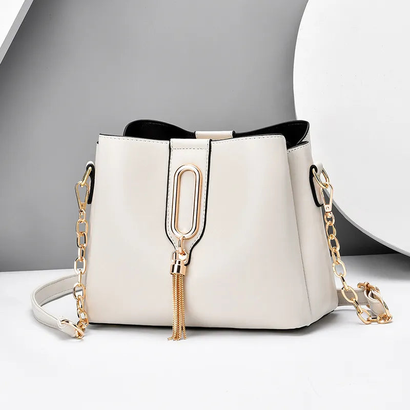 Kleine Umhängetasche für Damen ⎜ Stilvolle Schultertasche mit goldener Kette und modischem Quasten-Detail