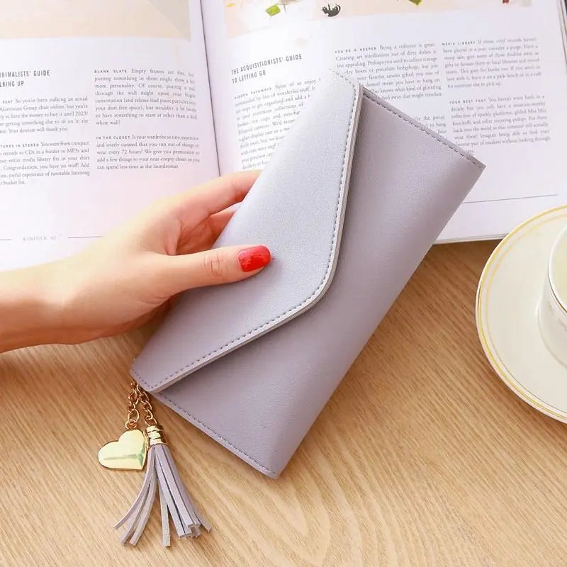 Damen Geldbörse im Tri-Fold Design ⎜ Langes Format mit praktischem Verschluss und Herzanhänger