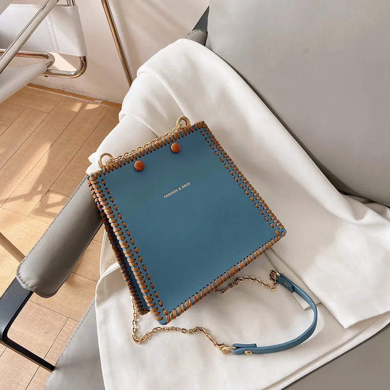 Schultertasche für Damen ⎜ Modische Tasche mit Handstich-Design und Kettenriemen