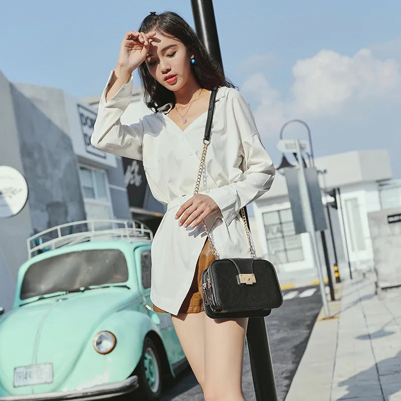 Umhängetasche für Damen ⎜ Modische Tasche im quadratischen Design mit Kettenriemen und Verschluss