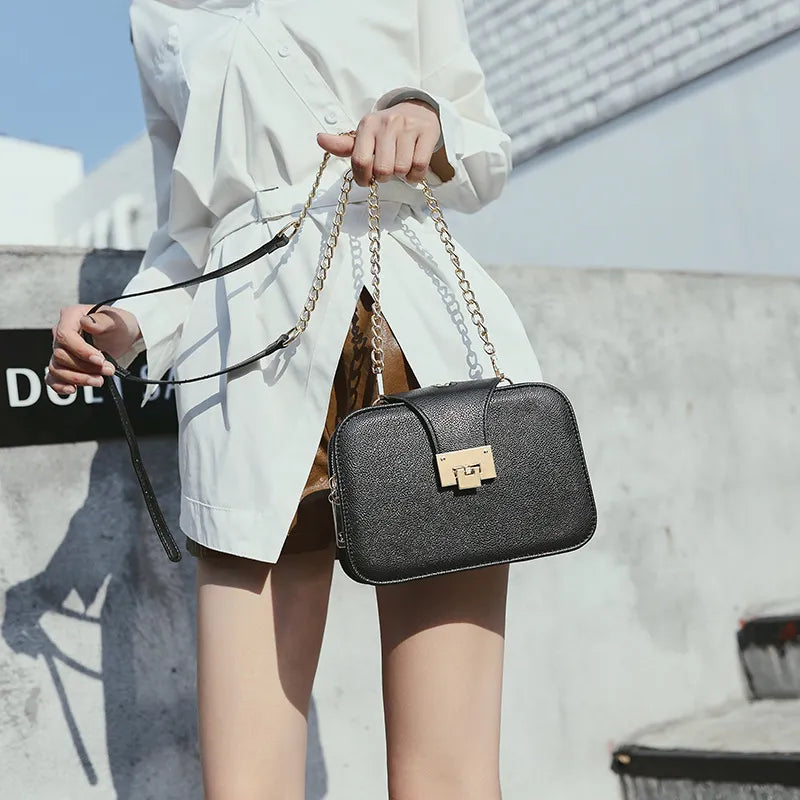 Umhängetasche für Damen ⎜ Modische Tasche im quadratischen Design mit Kettenriemen und Verschluss