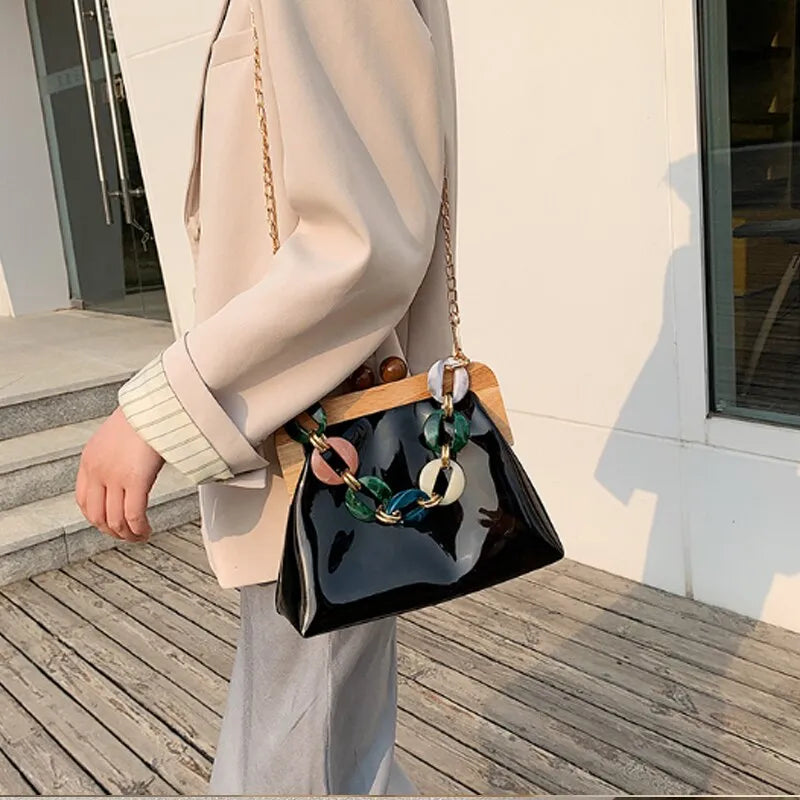 Transparente Umhängetasche für Damen ⎜ Modische Tasche mit Ketten-Detail und Holzverschluss