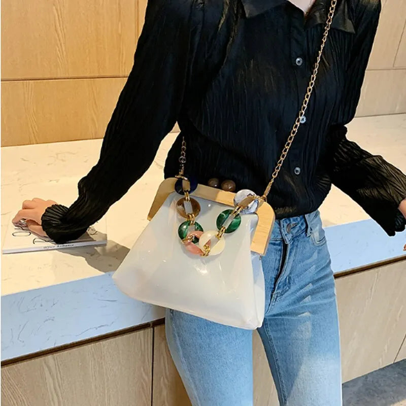 Transparente Umhängetasche für Damen ⎜ Modische Tasche mit Ketten-Detail und Holzverschluss