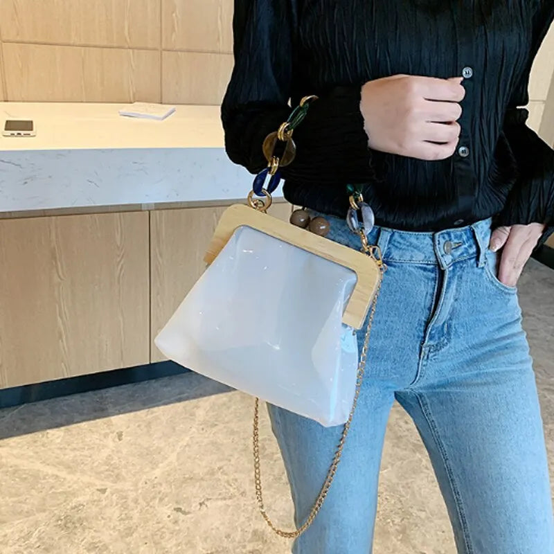 Transparente Umhängetasche für Damen ⎜ Modische Tasche mit Ketten-Detail und Holzverschluss