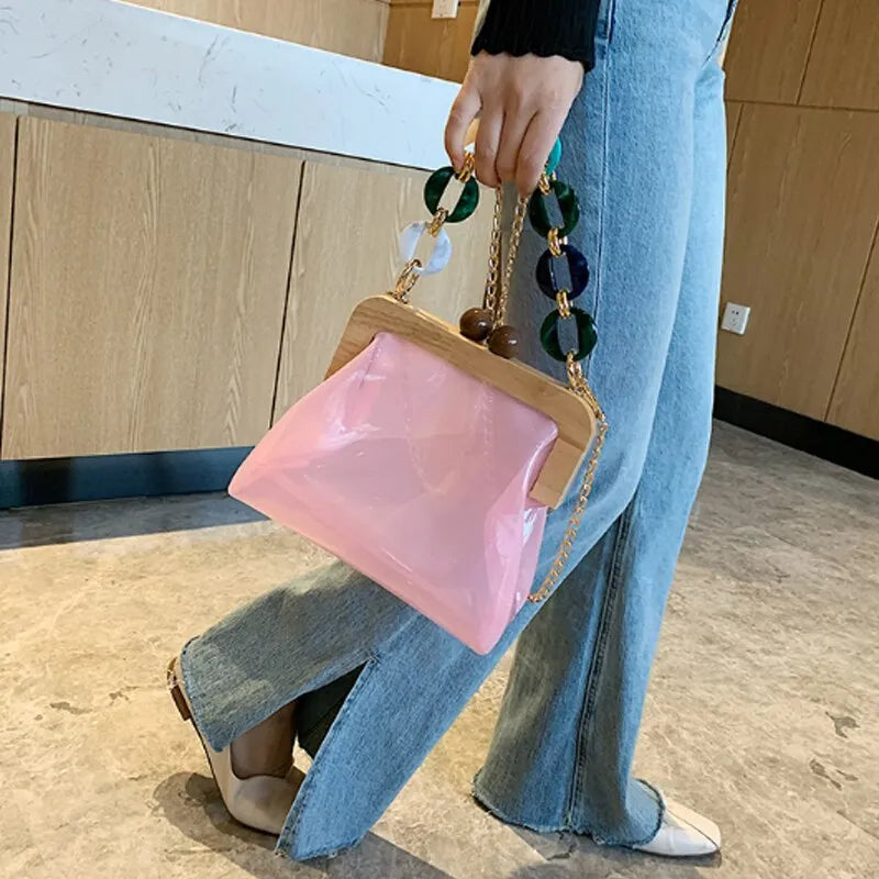 Transparente Umhängetasche für Damen ⎜ Modische Tasche mit Ketten-Detail und Holzverschluss