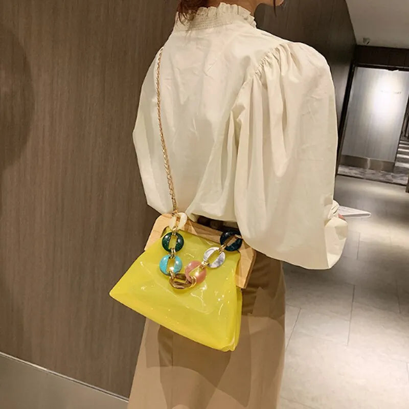 Transparente Umhängetasche für Damen ⎜ Modische Tasche mit Ketten-Detail und Holzverschluss