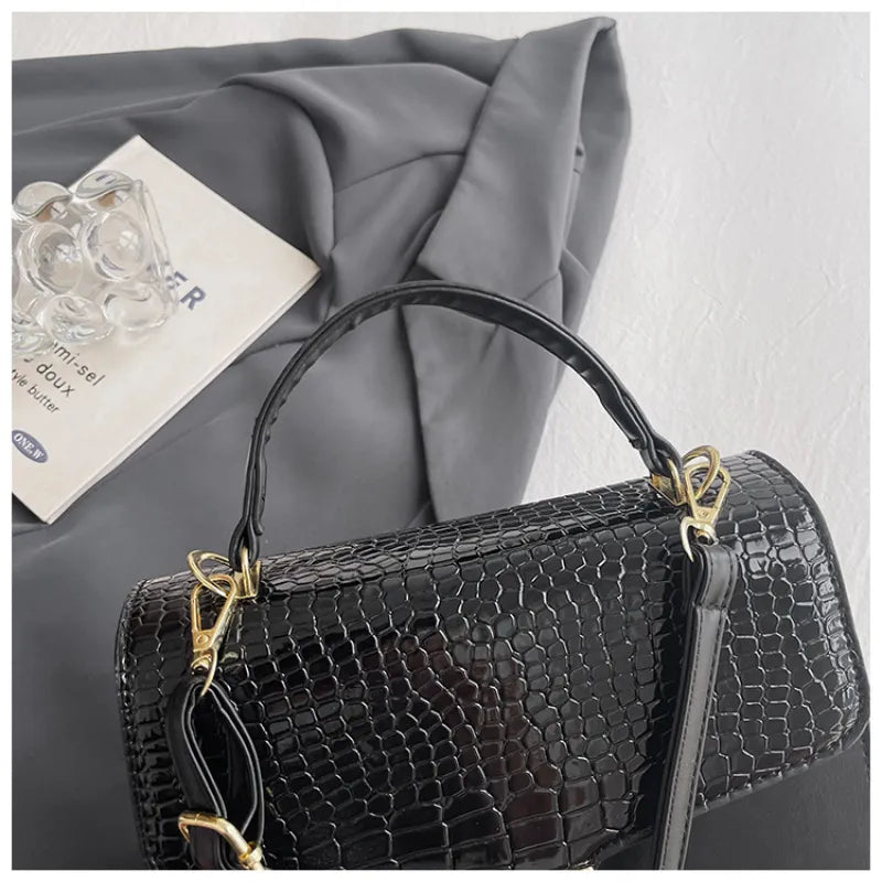 Klassische Schultertasche im Krokodilleder-Design ⎜ Elegantes Accessoire mit edlem Goldakzent für jeden Anlass
