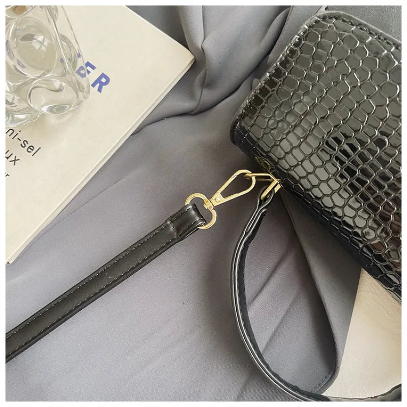 Klassische Schultertasche im Krokodilleder-Design ⎜ Elegantes Accessoire mit edlem Goldakzent für jeden Anlass