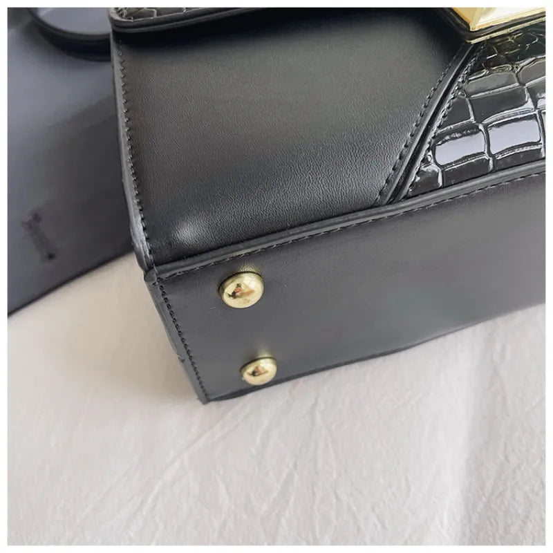 Klassische Schultertasche im Krokodilleder-Design ⎜ Elegantes Accessoire mit edlem Goldakzent für jeden Anlass
