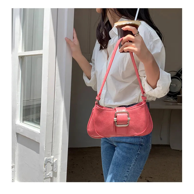 Vintage Baguette-Tasche mit großer Schnalle ⎜ Stilvolles Accessoire für einen modernen Look