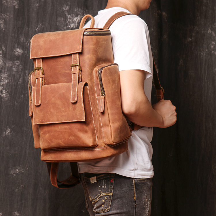 Laptoprucksack für Herren ⎜ Großer Lederrucksack mit Seitentaschen und extra viel Stauraum für unterwegs