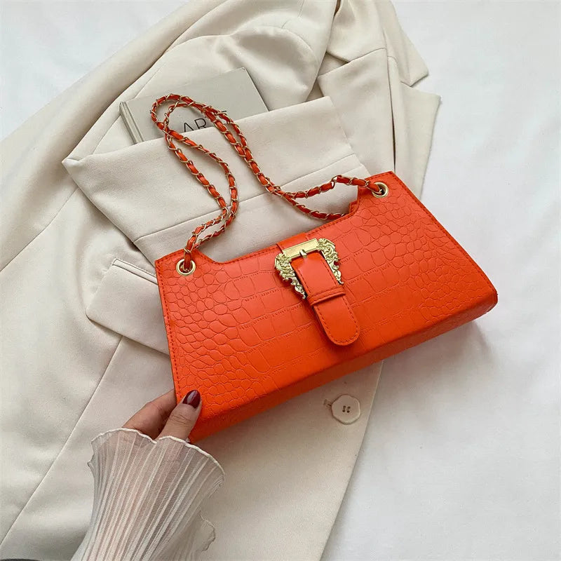 Schultertasche mit Kette ⎜ Modernes Design mit Kroko-Prägung und stilvollem goldenen Verschluss