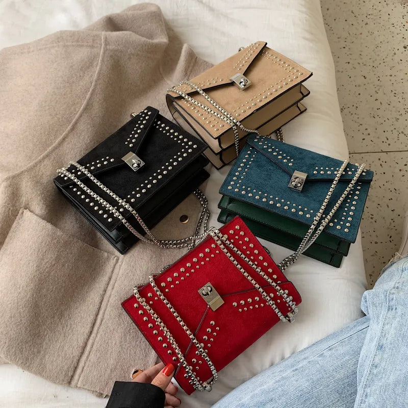 Umhängetasche für Damen ⎜ Stylische Tasche mit Nietenverzierung und Kettenriemen