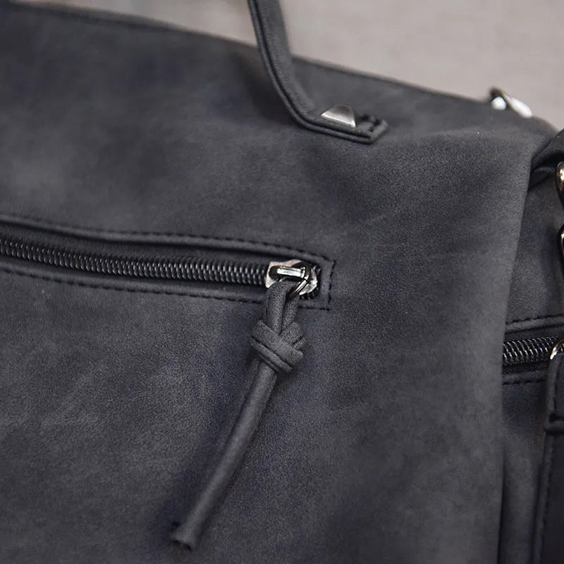 Umhängetasche für Damen ⎜ Praktische Handtasche mit Nieten-Design und dekorativem Anhänger