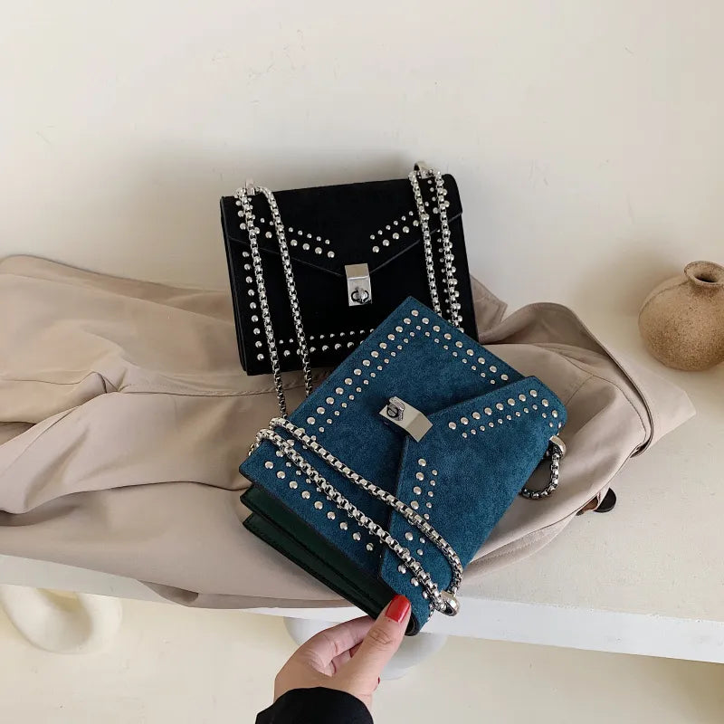 Umhängetasche für Damen ⎜ Stylische Tasche mit Nietenverzierung und Kettenriemen