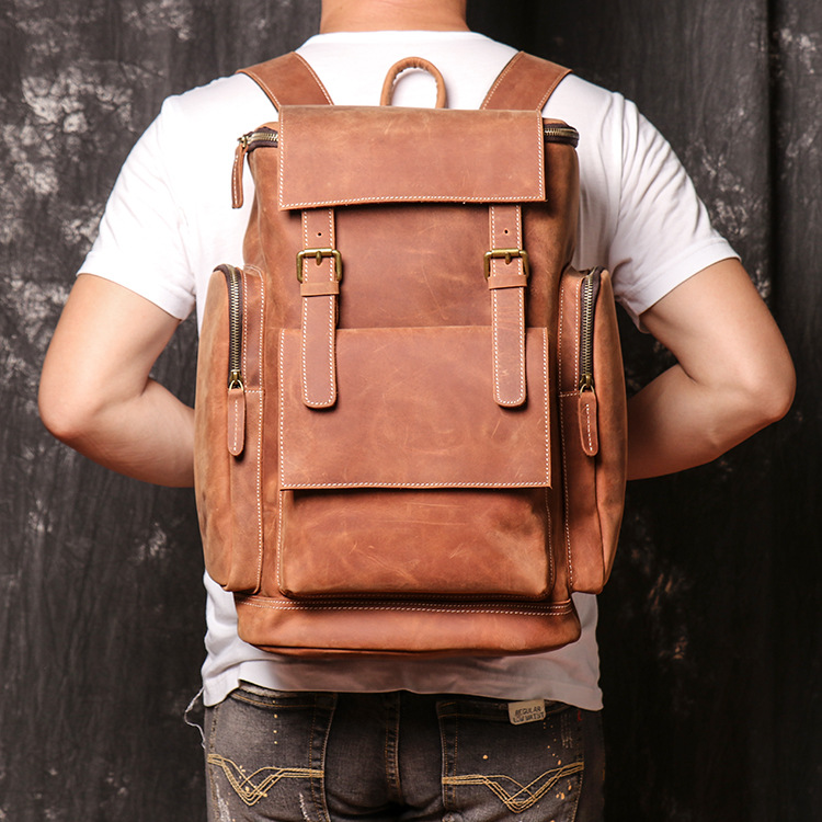Laptoprucksack für Herren ⎜ Großer Lederrucksack mit Seitentaschen und extra viel Stauraum für unterwegs
