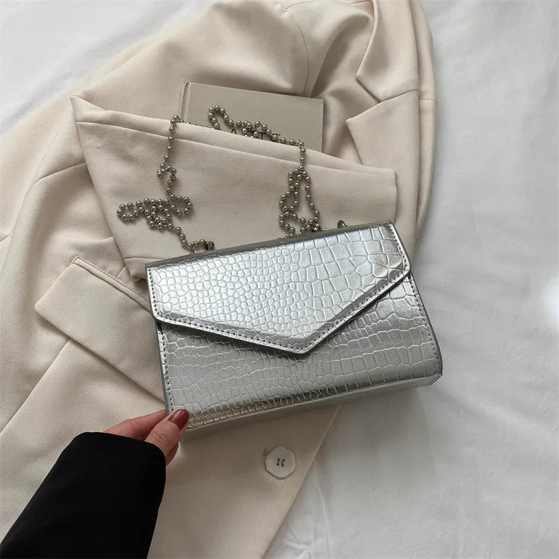 Elegante Handtasche im Krokodilleder-Design ⎜ Stilvolles Accessoire mit Perlenkette für gehobene Anlässe