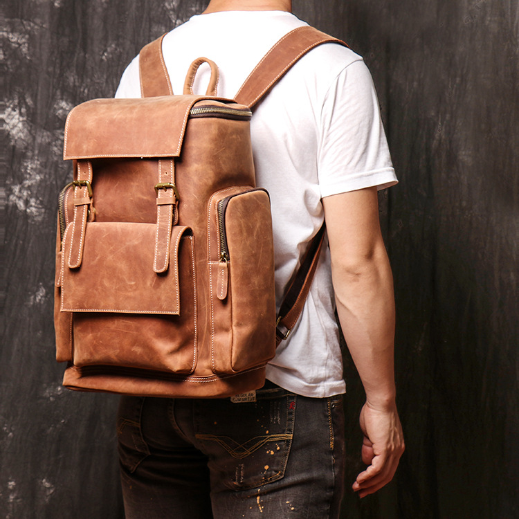Laptoprucksack für Herren ⎜ Großer Lederrucksack mit Seitentaschen und extra viel Stauraum für unterwegs