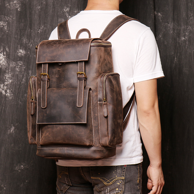 Laptoprucksack für Herren ⎜ Großer Lederrucksack mit Seitentaschen und extra viel Stauraum für unterwegs