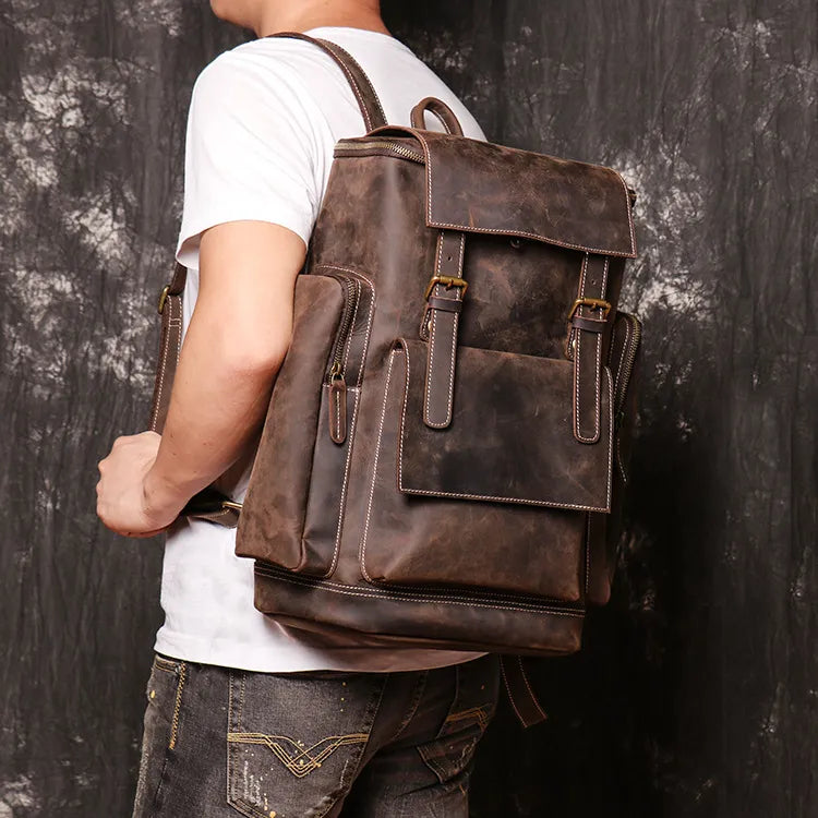 Laptoprucksack für Herren ⎜ Großer Lederrucksack mit Seitentaschen und extra viel Stauraum für unterwegs