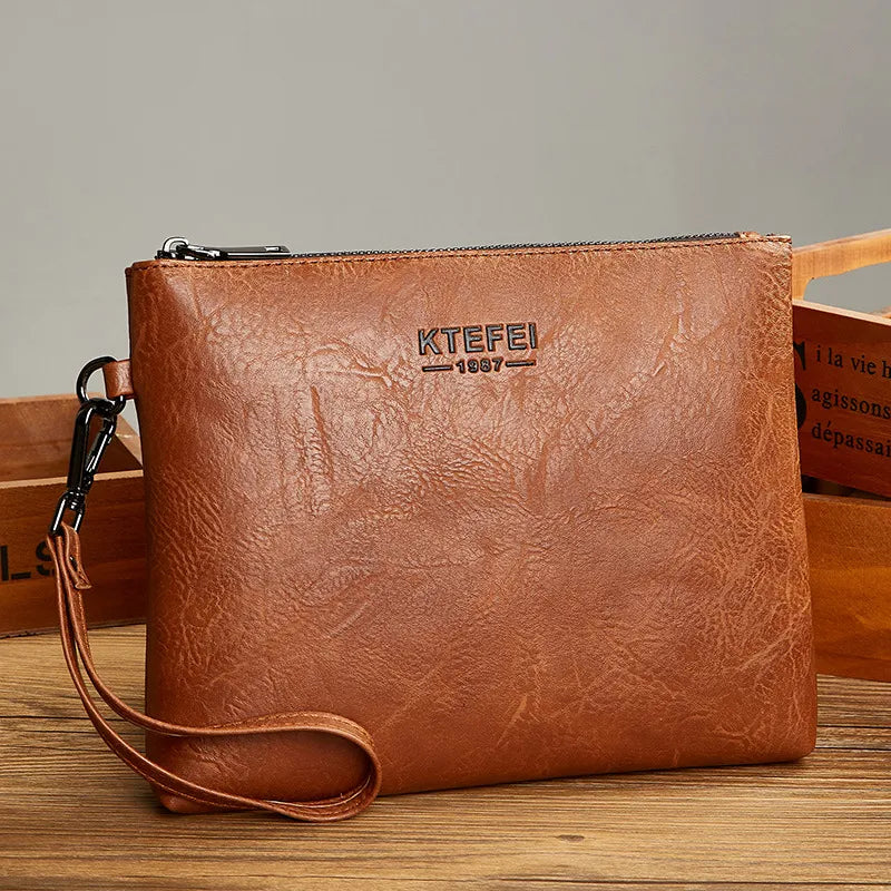 Leder Clutch für Herren ⎜ Modische Handtasche für Business und Freizeit im schlanken Design