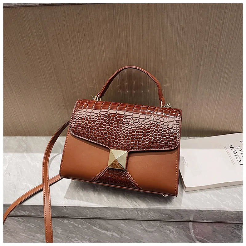 Klassische Schultertasche im Krokodilleder-Design ⎜ Elegantes Accessoire mit edlem Goldakzent für jeden Anlass