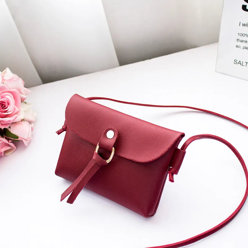 Mini Umhängetasche für Damen ⎜ Praktische Tasche mit dekorativem Anhänger und verstellbarem Riemen