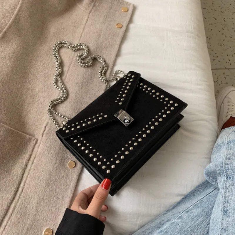 Umhängetasche für Damen ⎜ Stylische Tasche mit Nietenverzierung und Kettenriemen
