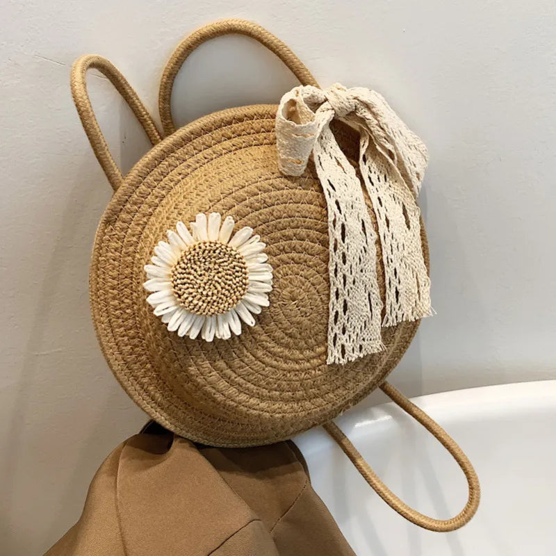 Korb Tasche für Damen ⎜ Handgefertigte Umhängetasche aus Strohdraht mit verspieltem Blumen-Design