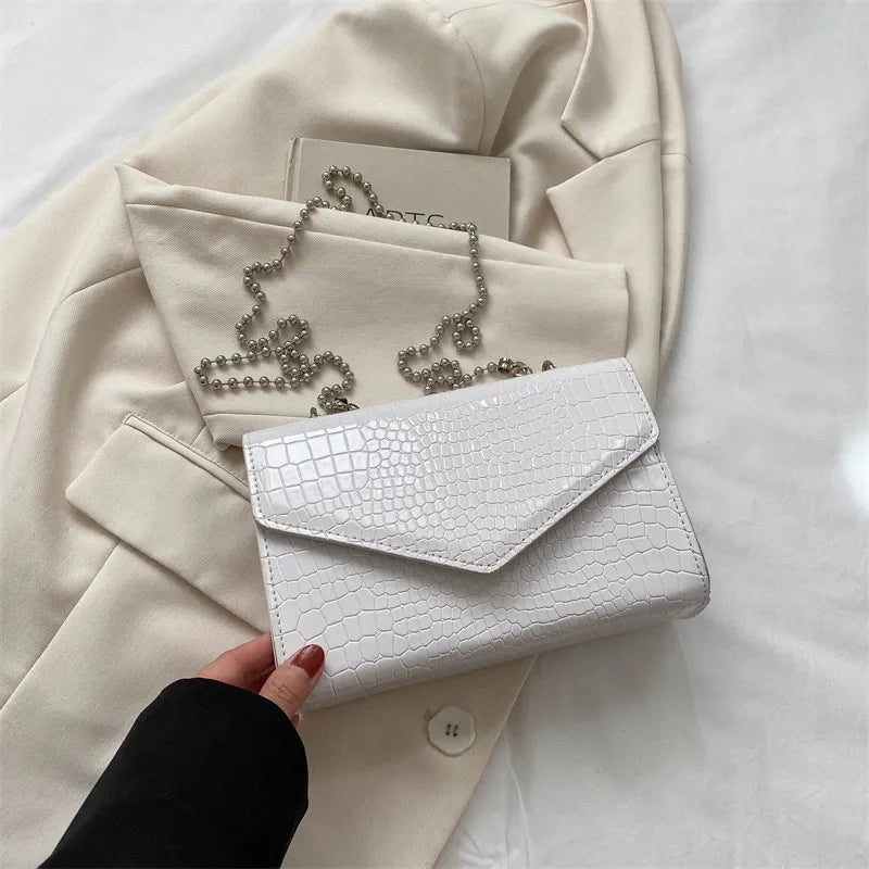 Elegante Handtasche im Krokodilleder-Design ⎜ Stilvolles Accessoire mit Perlenkette für gehobene Anlässe