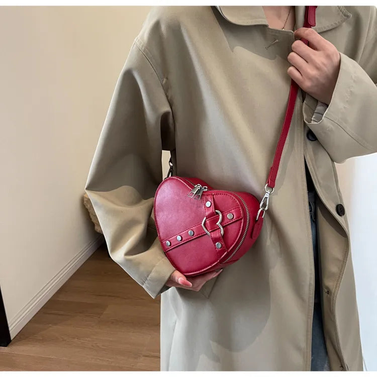Modische Umhängetasche für Damen ⎜ Herzförmige Crossbody-Tasche im auffälligen Design mit Riemenverschluss