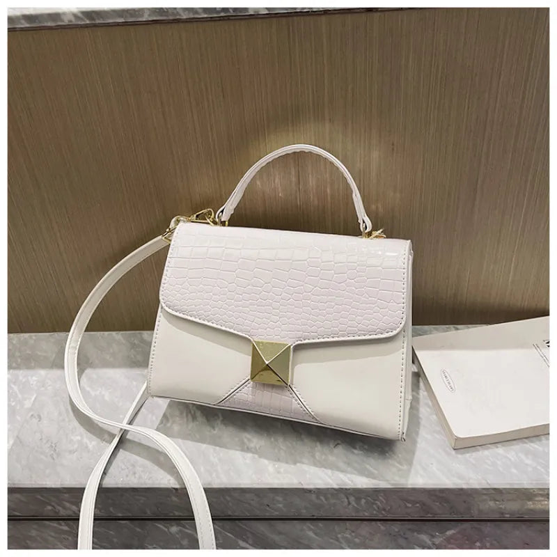 Klassische Schultertasche im Krokodilleder-Design ⎜ Elegantes Accessoire mit edlem Goldakzent für jeden Anlass