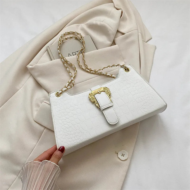 Schultertasche mit Kette ⎜ Modernes Design mit Kroko-Prägung und stilvollem goldenen Verschluss