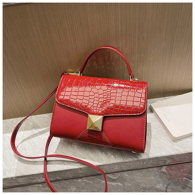 Klassische Schultertasche im Krokodilleder-Design ⎜ Elegantes Accessoire mit edlem Goldakzent für jeden Anlass