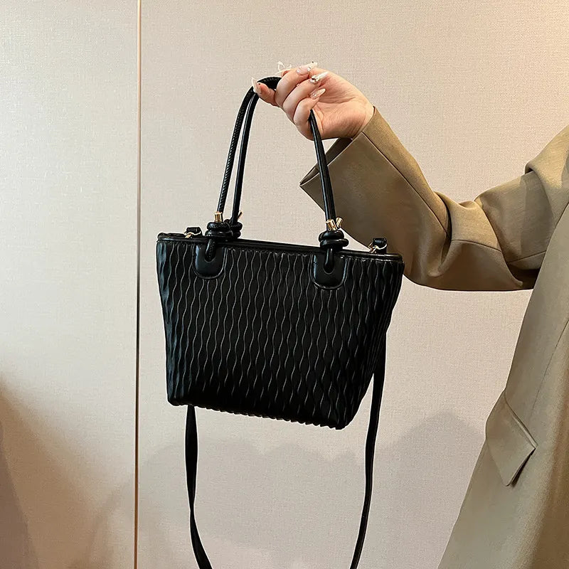 Modische Umhängetasche für Damen ⎜ Schlichte Tasche mit strukturiertem Design und verstellbarem Riemen