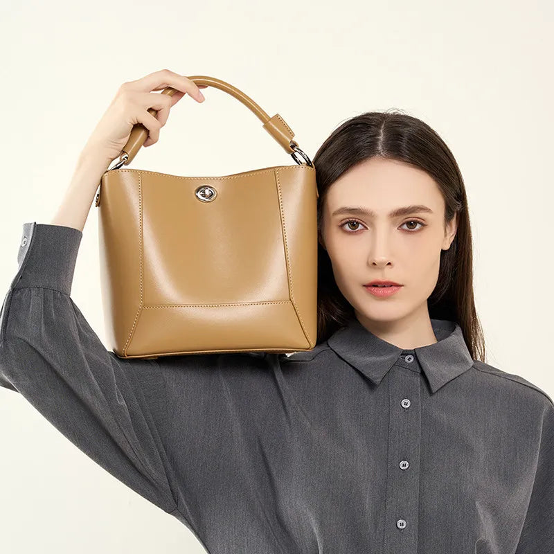 Leder-Umhängetasche für Damen ⎜ Stilvolle Handtasche mit verstellbarem Trageriemen und edlem Design