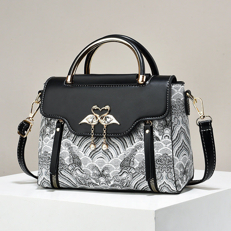Elegante Handtasche für Damen ⎜ Modische Umhängetasche mit hochwertiger Stickerei und Herzanhänger