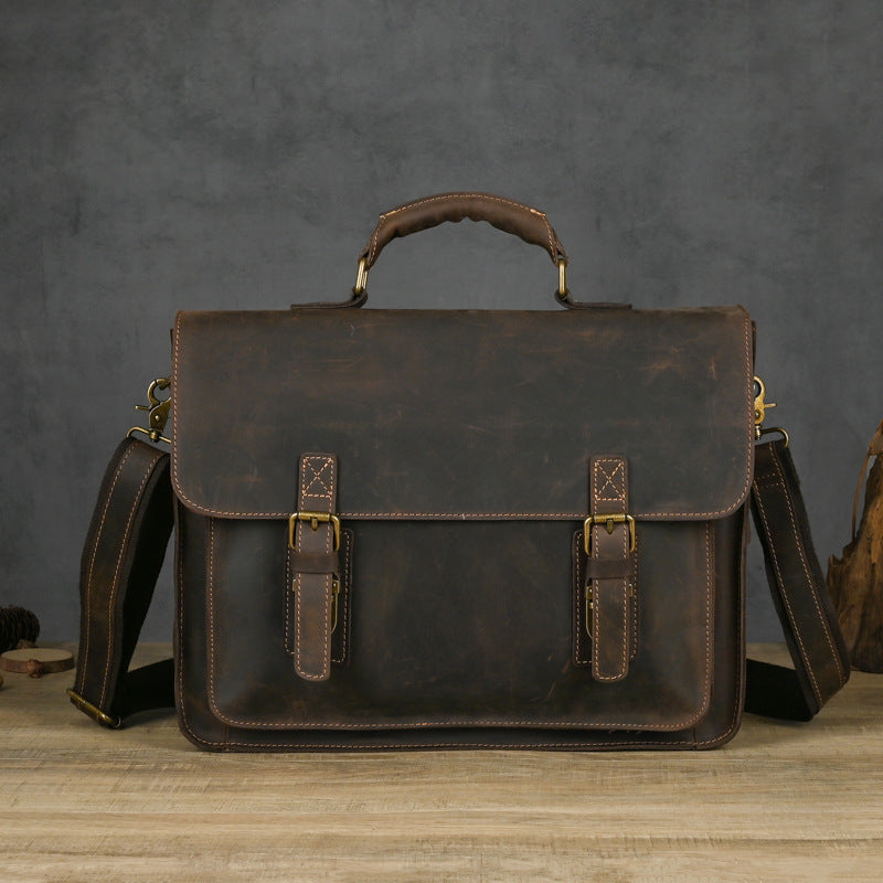 Laptoptasche aus Leder für Herren ⎜ Robuste Umhängetasche mit Schnallenverschluss und gepolstertem Innenfach