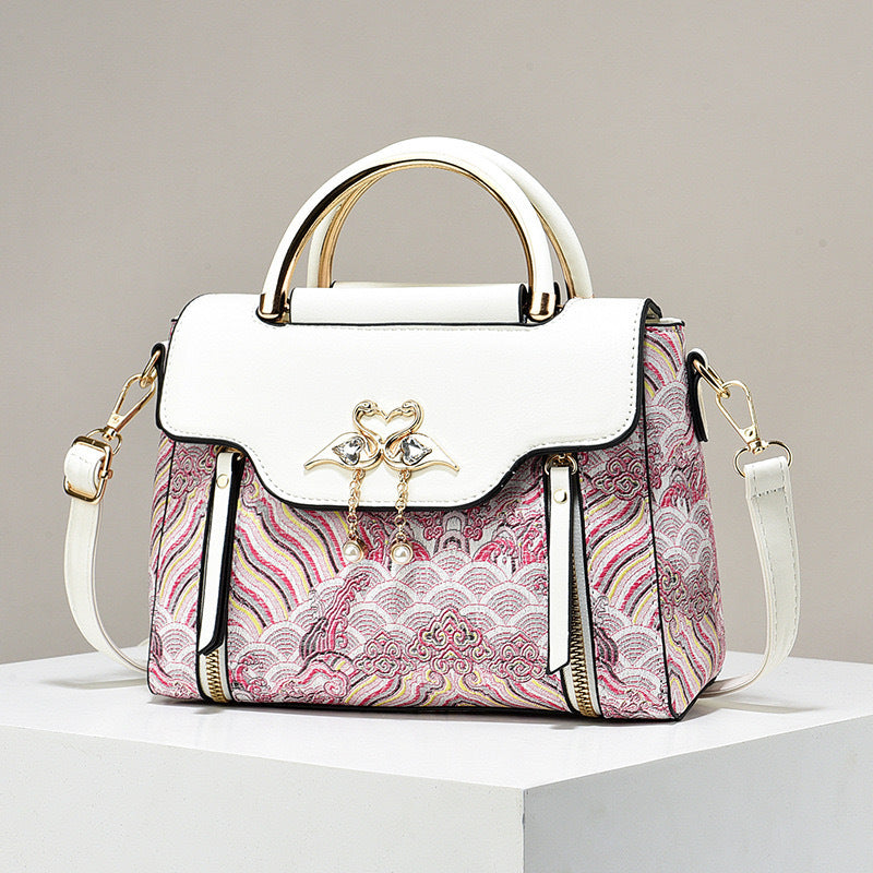 Elegante Handtasche für Damen ⎜ Modische Umhängetasche mit hochwertiger Stickerei und Herzanhänger
