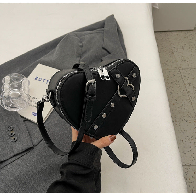 Modische Umhängetasche für Damen ⎜ Herzförmige Crossbody-Tasche im auffälligen Design mit Riemenverschluss