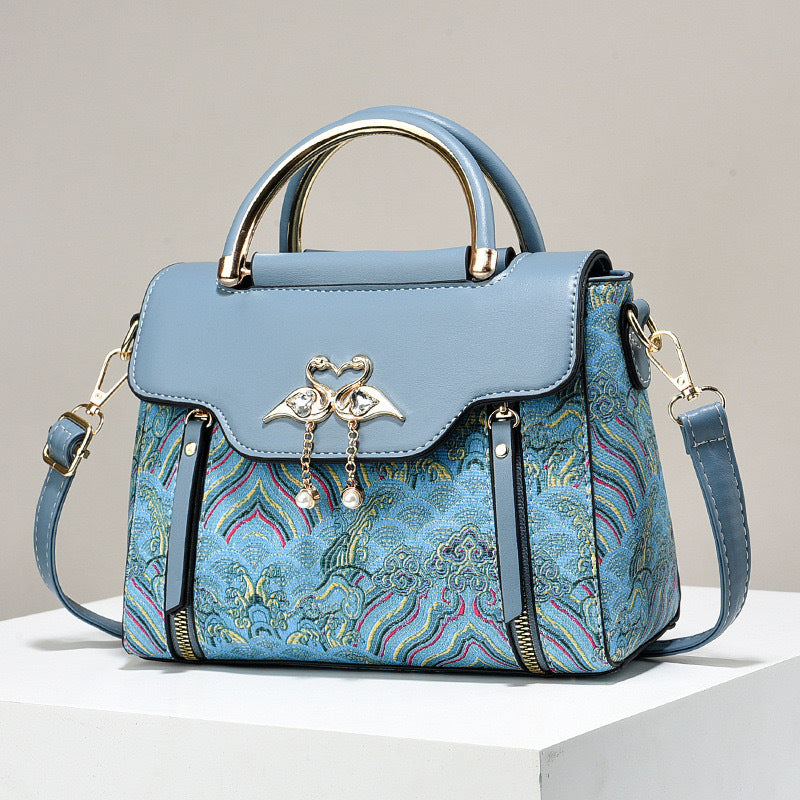 Elegante Handtasche für Damen ⎜ Modische Umhängetasche mit hochwertiger Stickerei und Herzanhänger