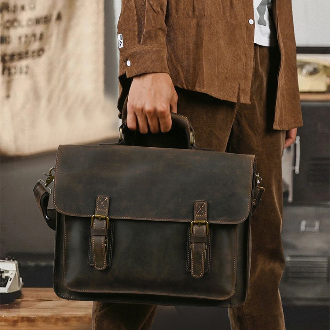 Laptoptasche aus Leder für Herren ⎜ Robuste Umhängetasche mit Schnallenverschluss und gepolstertem Innenfach