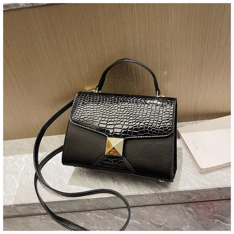 Klassische Schultertasche im Krokodilleder-Design ⎜ Elegantes Accessoire mit edlem Goldakzent für jeden Anlass