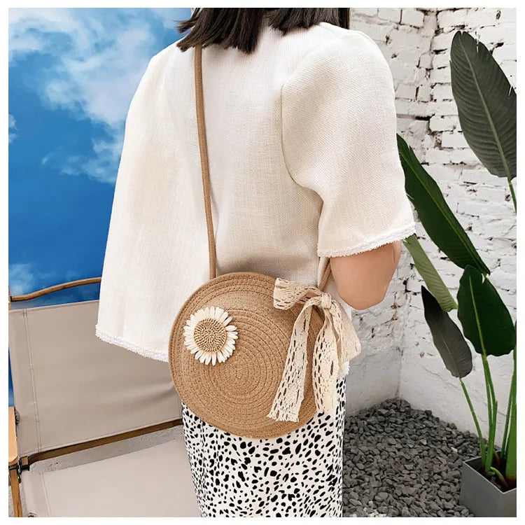 Korb Tasche für Damen ⎜ Handgefertigte Umhängetasche aus Strohdraht mit verspieltem Blumen-Design
