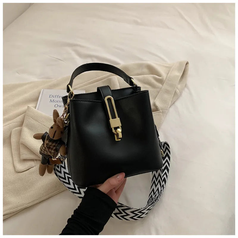 Modische Umhängetasche für Damen ⎜ Handtasche im Eimer-Stil mit eleganter Schnalle und verstellbarem Riemen