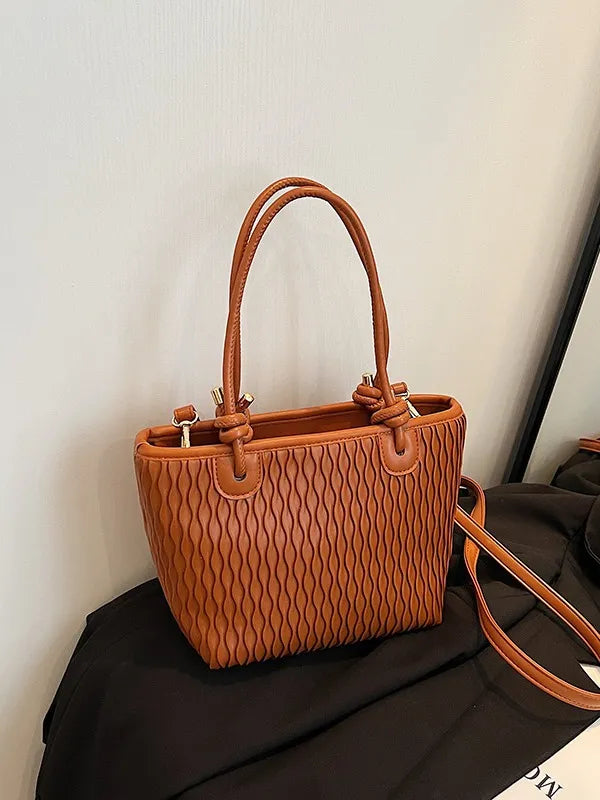 Modische Umhängetasche für Damen ⎜ Schlichte Tasche mit strukturiertem Design und verstellbarem Riemen