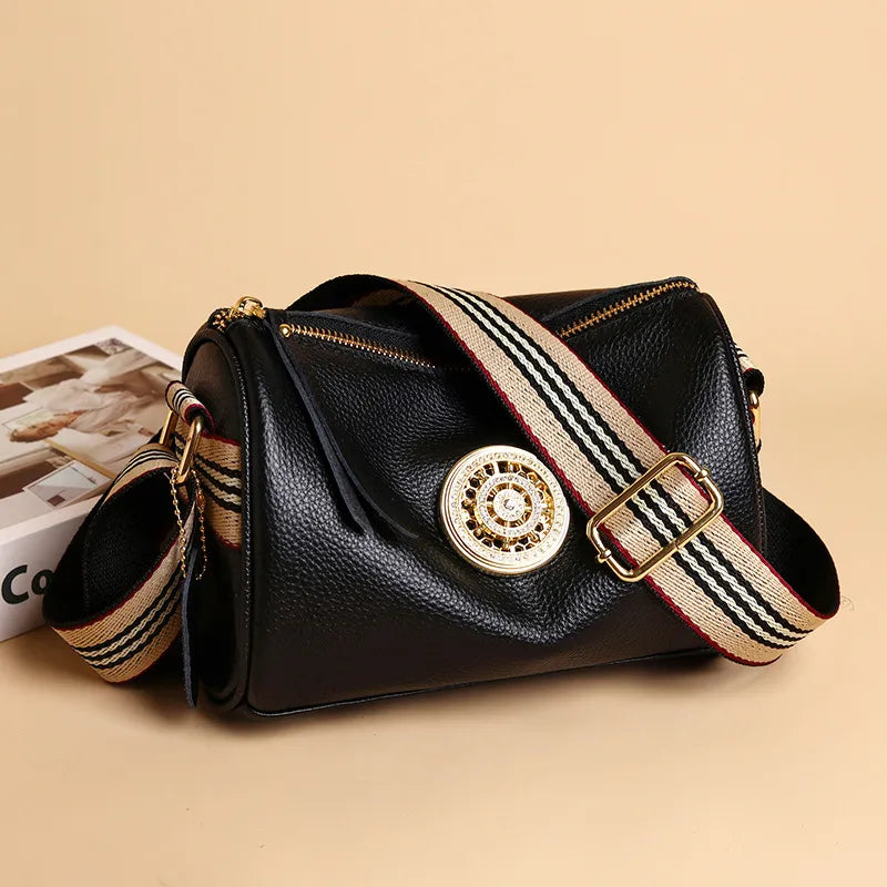 Schultertasche für Damen ⎜ Modische Umhängetasche mit breitem Trageriemen und eleganter Verzierung