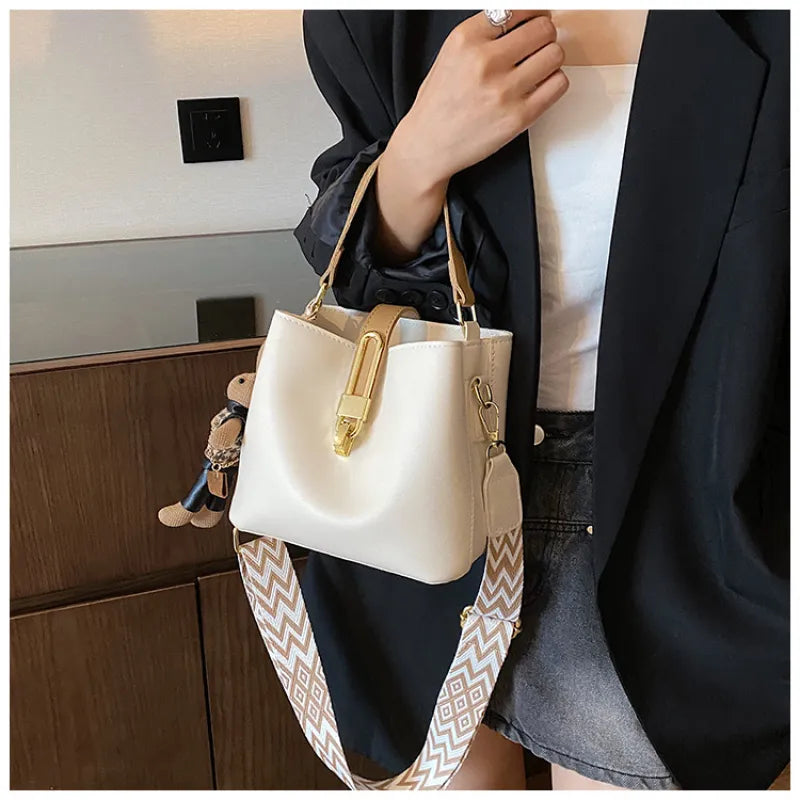 Modische Umhängetasche für Damen ⎜ Handtasche im Eimer-Stil mit eleganter Schnalle und verstellbarem Riemen