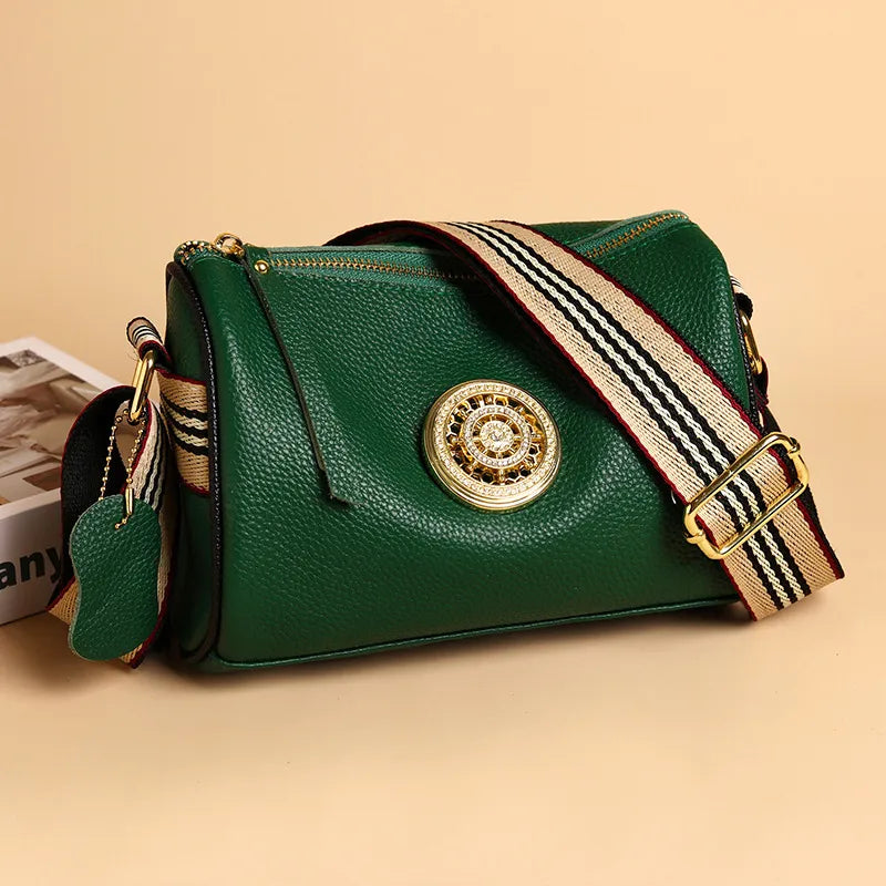 Schultertasche für Damen ⎜ Modische Umhängetasche mit breitem Trageriemen und eleganter Verzierung